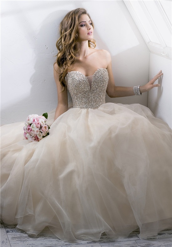 Красивая Невеста В Пышном Платье
